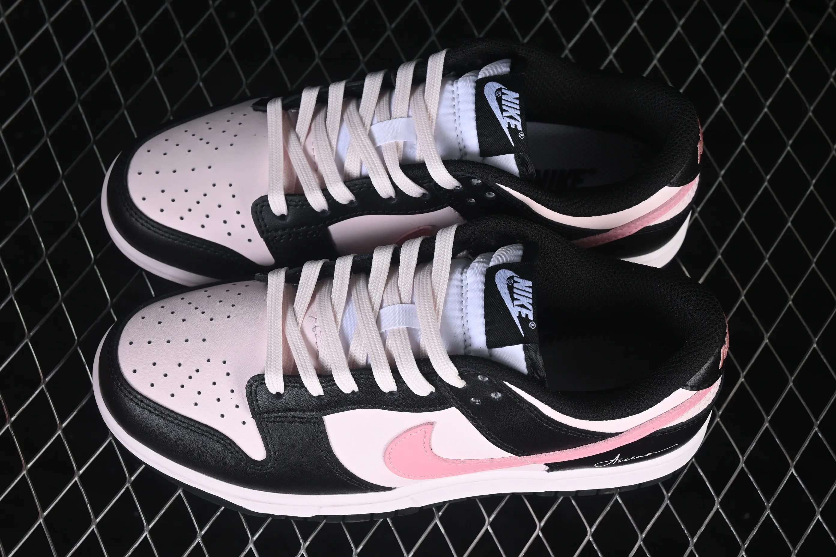 All Categories Nk SB Dunk Series Nk SB Dunk Low High-end Customized Low-top Shoes Nike SB Dunk Low Black Pink Anniversary High-end Customized Low-top Casual Shoes BP1228-173